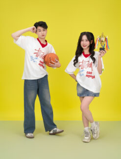 Mẫu Áo Đồng Phục Lớp Oversize Line Up Màu Trắng Phối Cổ Đỏ