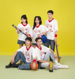 Mẫu Áo Đồng Phục Lớp Oversize Line Up Màu Trắng Phối Cổ Đỏ